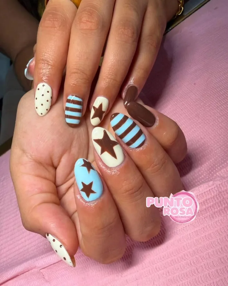 Uñas con estrellas y rayas